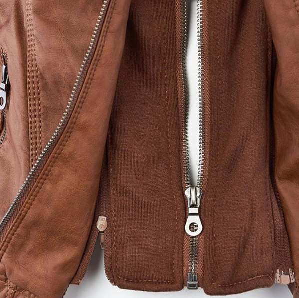 Giacca in pelle moderna con cappuccio